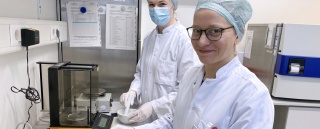Pharmaziestudentin Kristina Adrian (vorn) hat sechs Monate ihres Praktischen Jahres in der Zentralapotheke am St. Bernward Krankenhaus absolviert.
