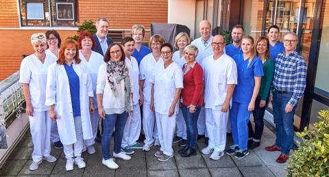 Das Team des Onkologischen Zentrums am St. Bernward Krankenhaus freut sich über die erneute An-erkennung des niedersächsischen Gesundheitsministeriums.  Foto: Hanuschke