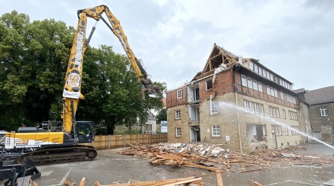 Der Abriss des alten Verwaltungsgebäudes am St. Bernward Krankenhaus hat begonnen.