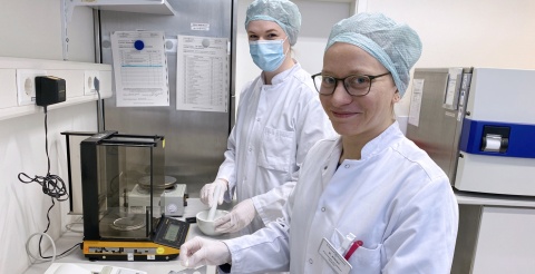 Pharmaziestudentin Kristina Adrian (vorn) hat sechs Monate ihres Praktischen Jahres in der Zentralapotheke am St. Bernward Krankenhaus absolviert.