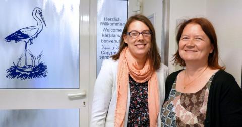 Die Babylotsinnen Rebecca Gloris und Jutta Heitland unterstützen junge Mütter im St. Bernward Krankenhaus.