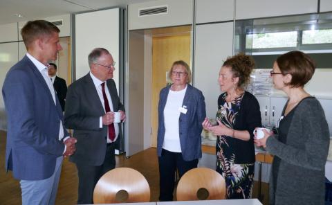 Ministerpräsident Stephan Weil im Gespräch mit dem Direktorium und der Schulleitung am St. Bernward Krankenhaus.