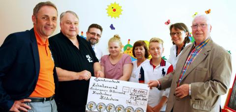 Verein „Wir helfen Kindern“ überreicht 10.000 Euro an Kinderklinik im St. Bernward Krankenhaus